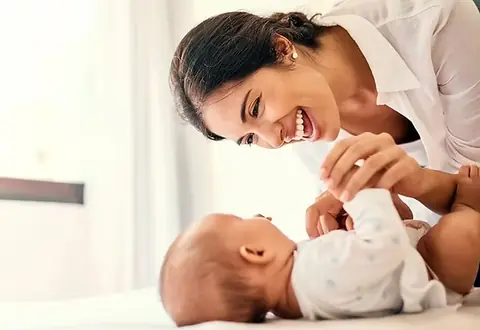 Babá acompanhando a rotina de um bebê